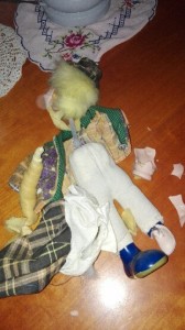 Première victime des mines, le petit clown en porcelaine est tombé de son piédestal