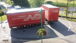 Une signalisation plus visible au rond point de la déchetterie éviterait à de nombreux conducteurs de poids lourds d'avoir à faire demi-tour à l'entrée de Haute Indre